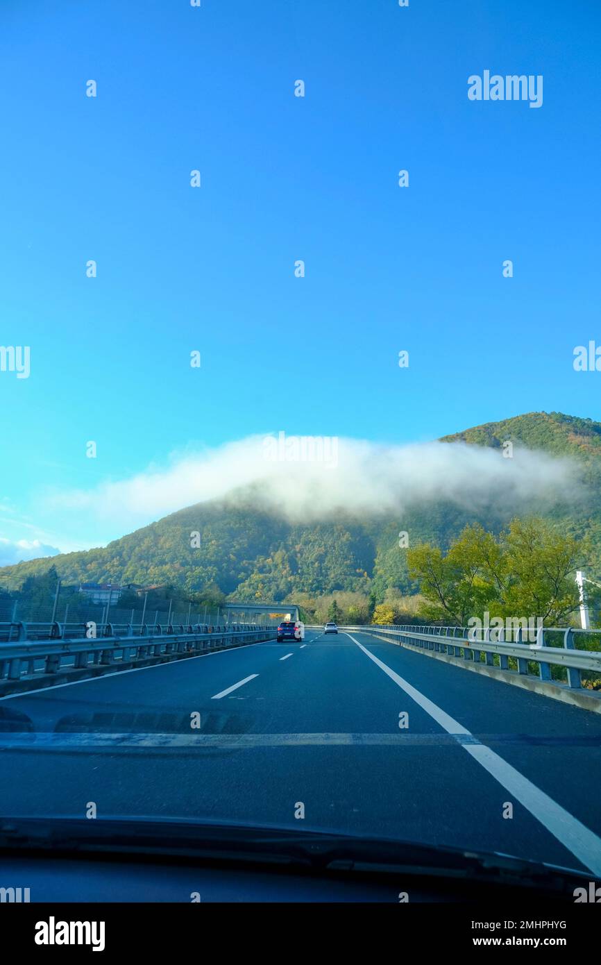 strada panoramica in montagna. auto che guida su un'autostrada. Trasporto, concetto di viaggio Foto Stock