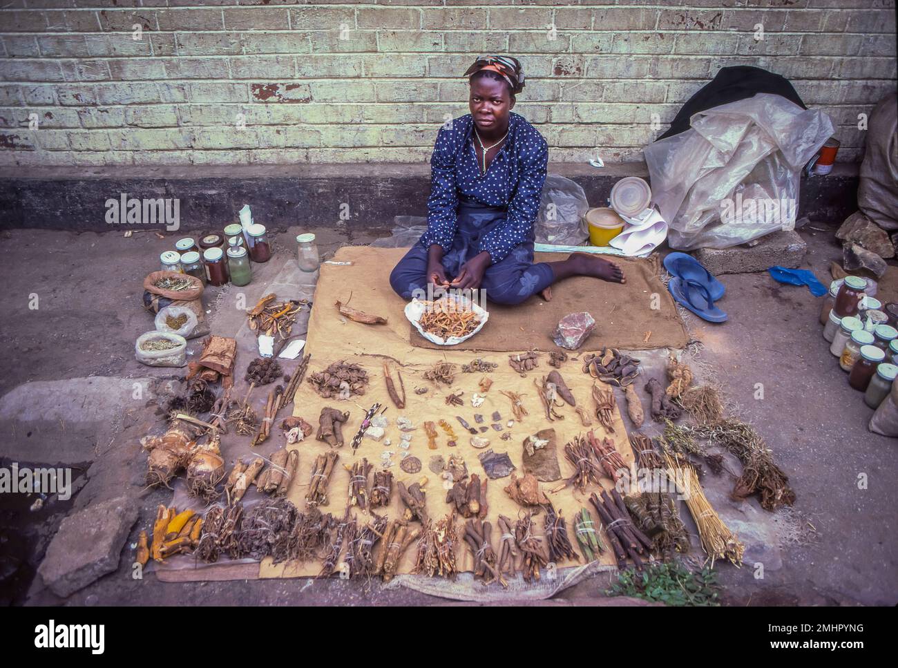 Zambia, su un mercato di Lusaka una donna sta vendendo la medicina di erbe. Foto Stock