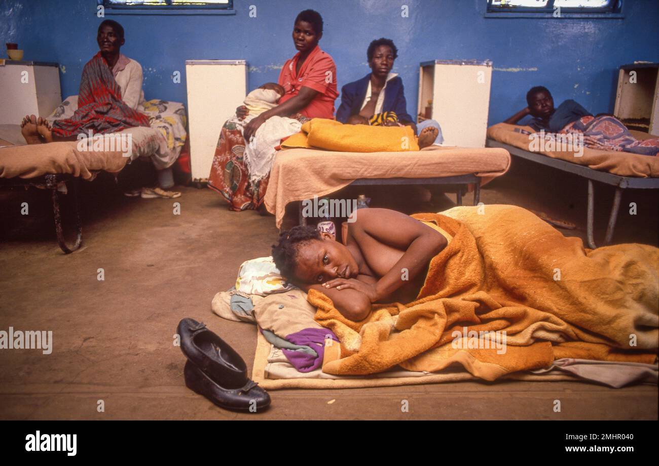 Zambia, le donne in ospedale a Senanga dormono sul terreno a causa della mancanza di letti disponibili. Foto Stock