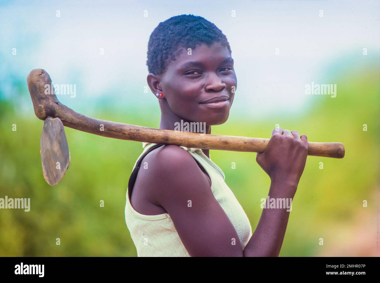 Zambia, donna in viaggio verso un campo di verdure. Foto Stock
