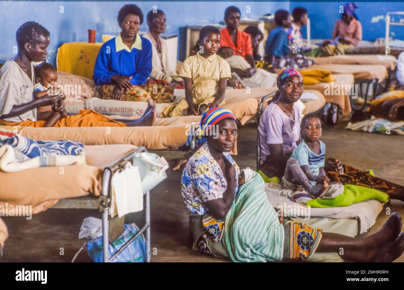 Zambia, le donne in ospedale a Senanga dormono sul terreno a causa della mancanza di letti disponibili. Foto Stock