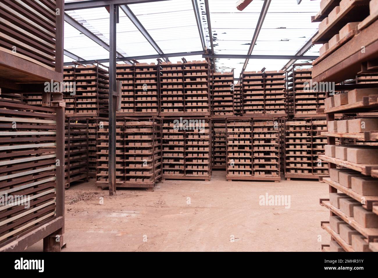 Un magazzino pieno di pali di legname e di altri materiali Foto Stock