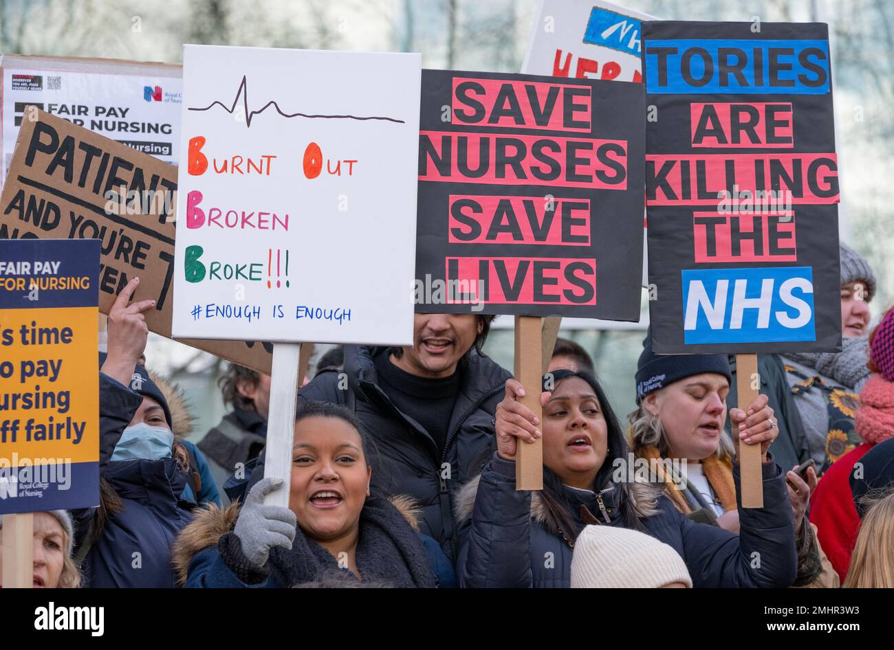 Infermieri con cartelloni, che dimostrano di non aver fatto parte dell’University College Hospital di Londra, per protestare contro i tagli governativi e la retribuzione sleale. Foto Stock