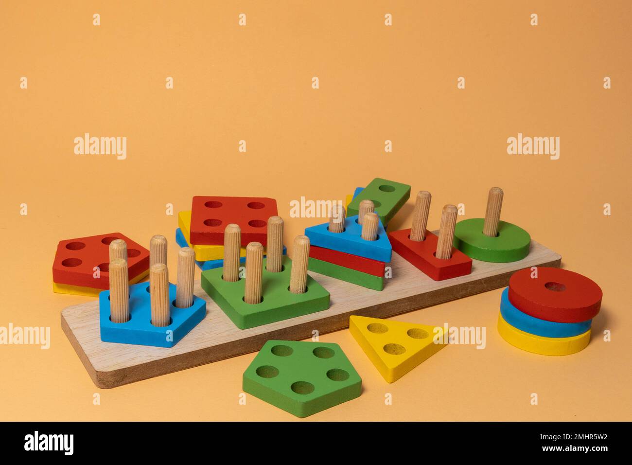 Smistatore su sfondo neutro. Primo piano dello smistatore logico multicolore. Giocattolo di logica educativa in legno per bambini. Giochi Montessori per lo sviluppo dei primi bambini Foto Stock