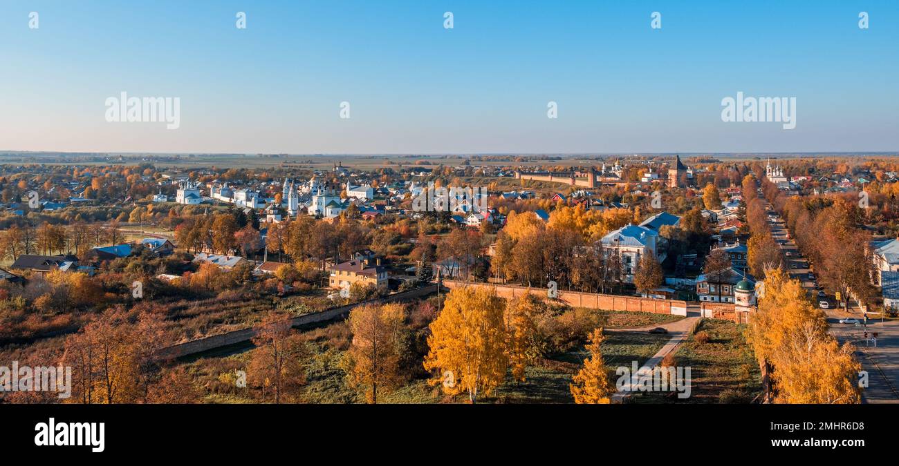 Vista autunnale della città di Suzdal dal campanile Foto Stock