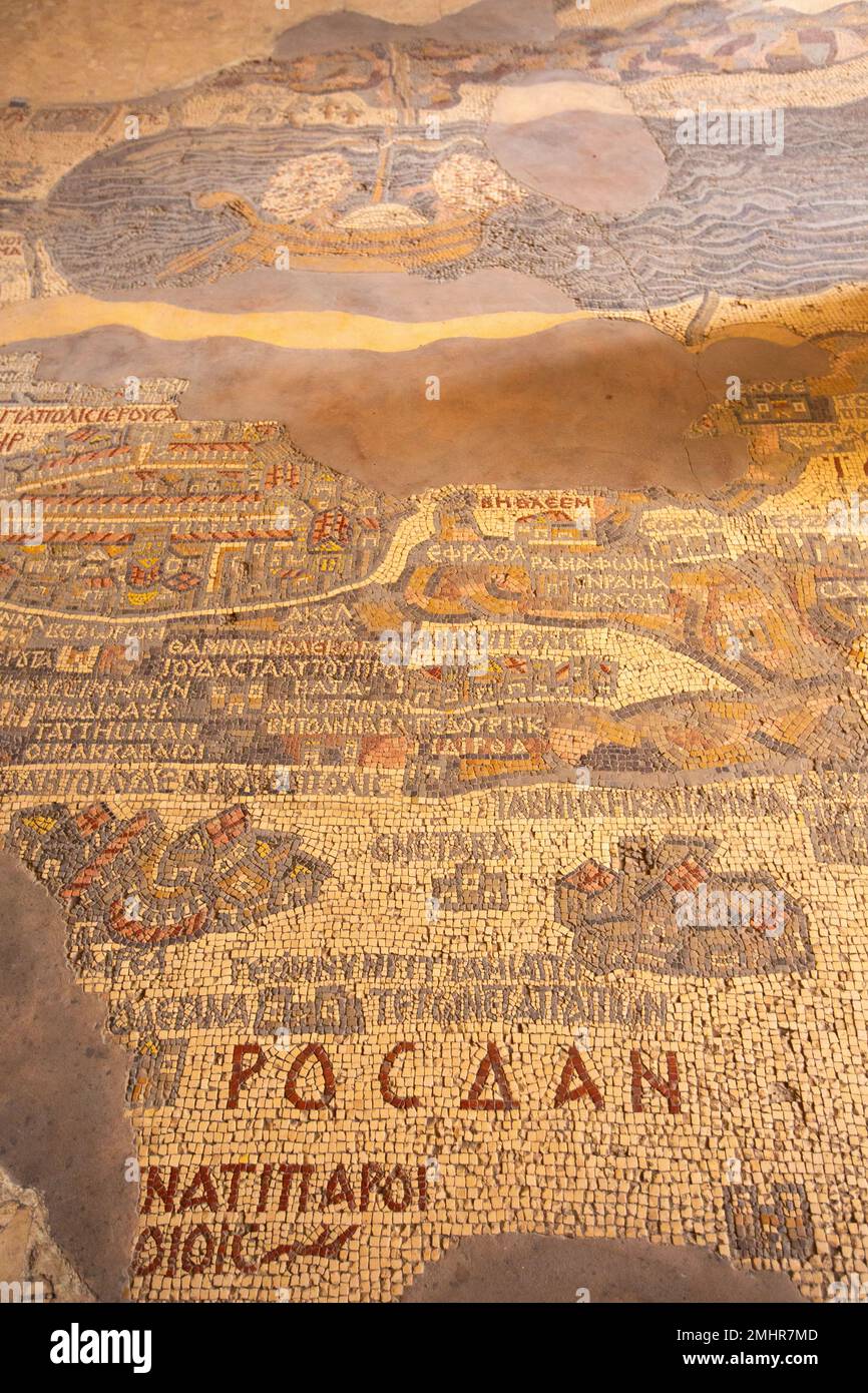 Madaba, Giordania - 5 novembre 2022: Interno 6th ° secolo mappa a mosaico della Terra Santa sul pavimento della Basilica greco-ortodossa di San George Foto Stock