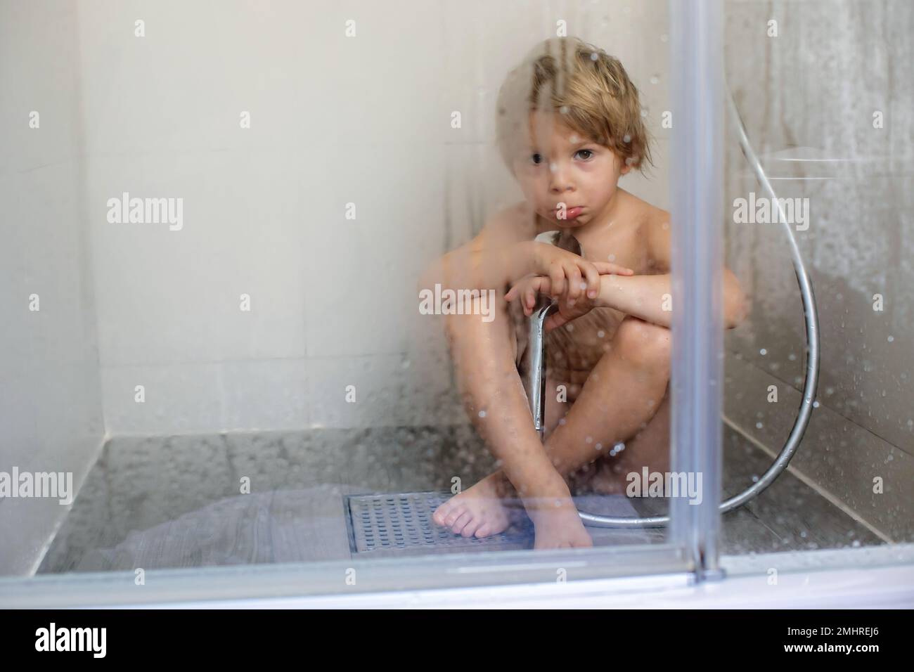 Immagini Stock - Dolce Bambino Sotto Un Asciugamano Bianco Dopo Il Bagno.  Sanità, Pediatria.. Image 97856202