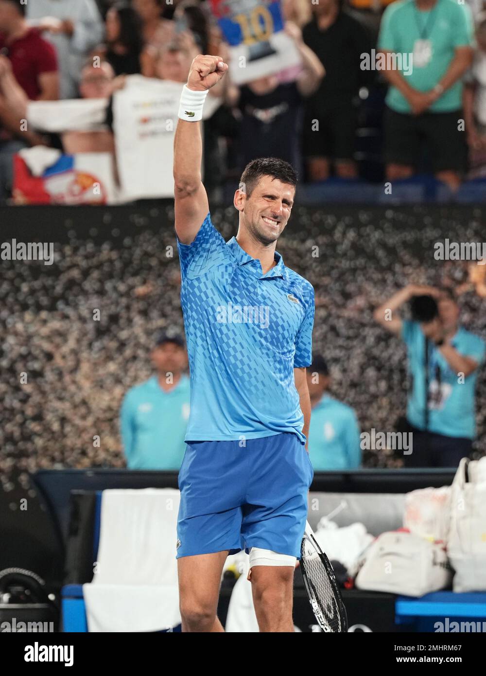 Il Novak Djokovic della Serbia festeggia dopo aver battuto l'americano  Tommy Paul nella semifinale maschile al torneo di tennis Australian Open di  Melbourne il 27 gennaio 2023. (Kyodo)==Kyodo Photo via Credit: Newscom/Alamy