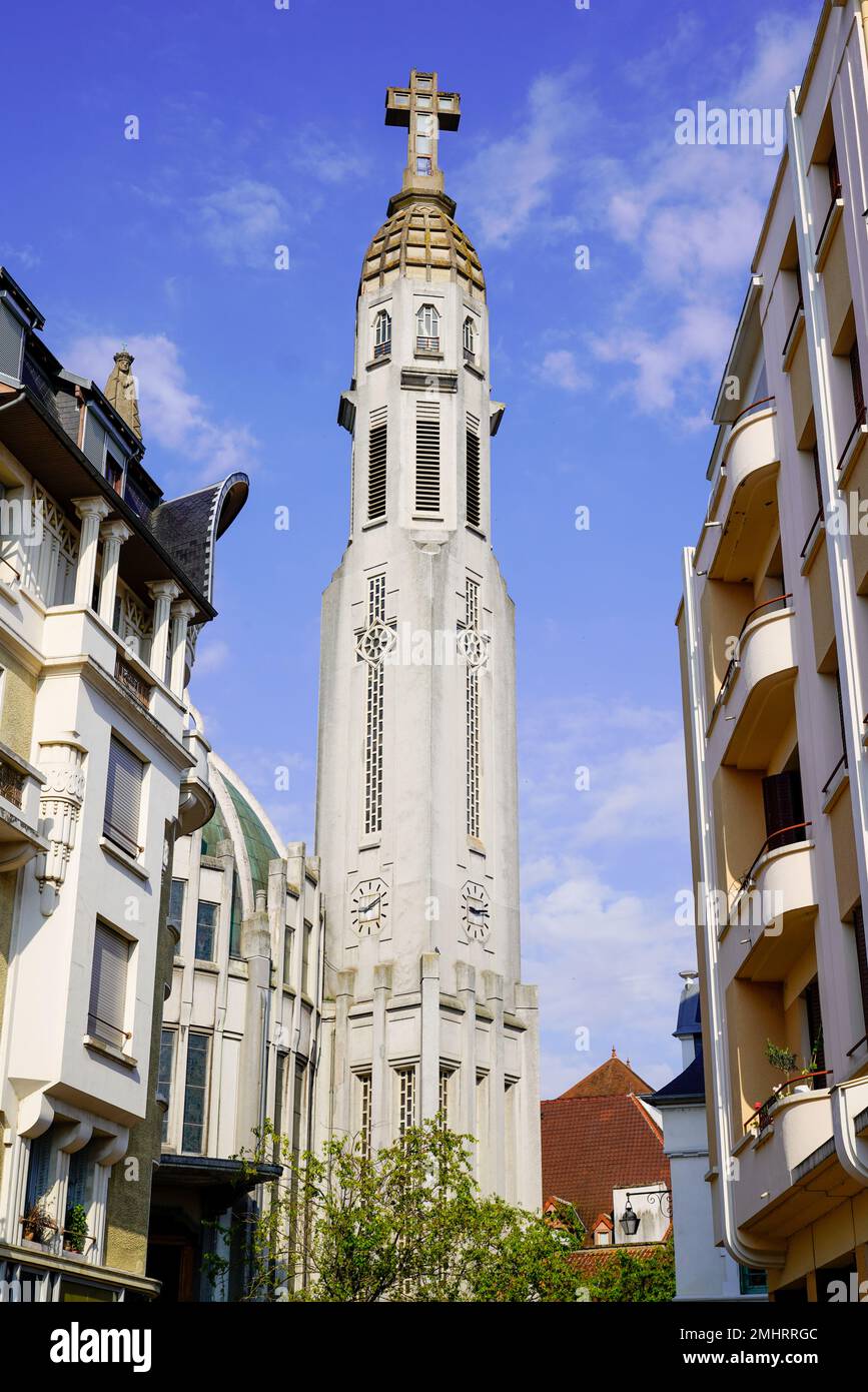 Cupola e il campanile della chiesa in stile Art Deco Saint-Blaise nella città di Vichy Francia Foto Stock