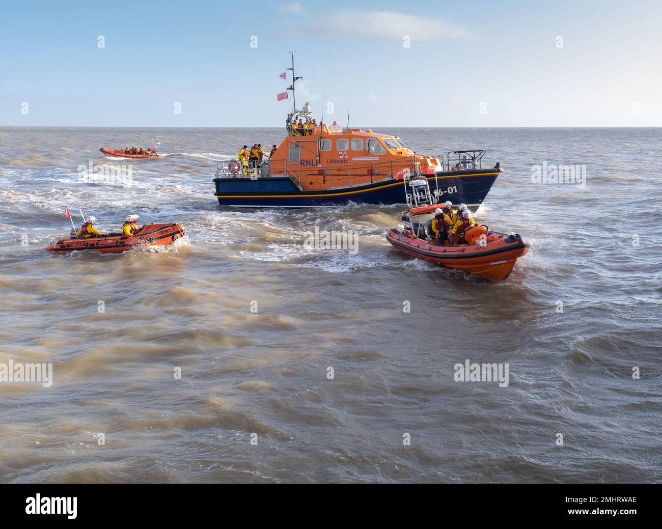Quattro scialuppe di salvataggio RNLI in mare a Walton sul naize Foto Stock