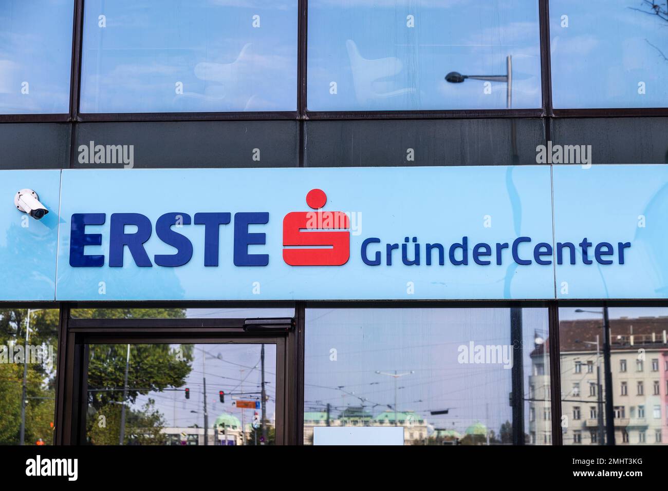 Vienna, Austria - 16 ottobre 2022: Firma e logo della sede della Erste Group Bank AG nel Quartier Belvedere, Vienna, Austria Foto Stock