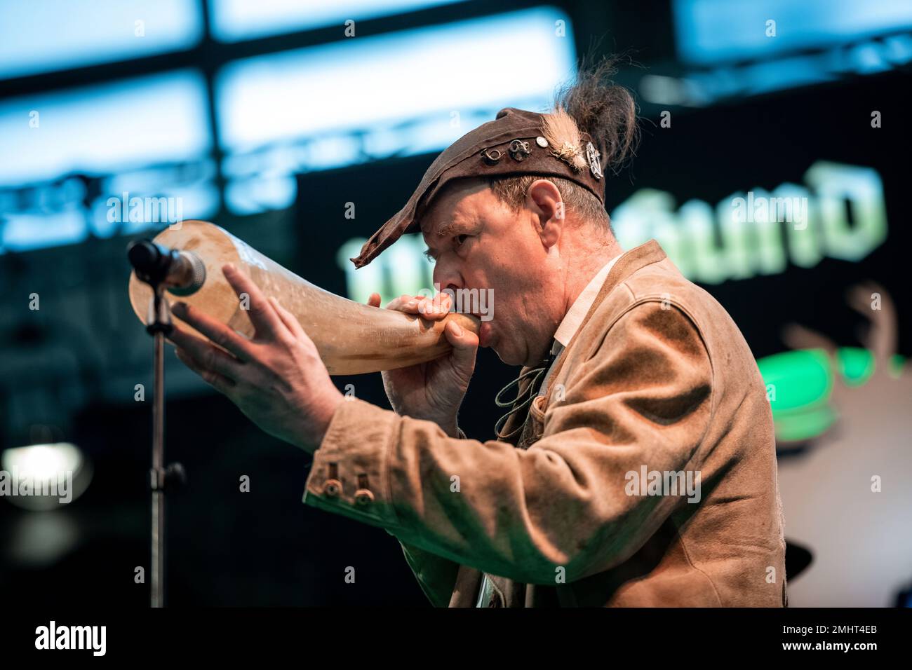 Dortmund, Germania. 27th Jan, 2023. Immo Ortlepp dimostra il suo richiamo al cervo sul palco. Il Campionato tedesco Deer Calling Championship è l'estrattore di folla alla fiera di caccia di Dortmund. I concorrenti di diversi stati tedeschi competono nel campionato dei cervi. Il concorso è considerato uno dei momenti salienti della fiera 'Jagd & Hund', che si svolge nella Westfalenhalle di Dortmund. Credit: Fabian Strauch/dpa/Alamy Live News Foto Stock