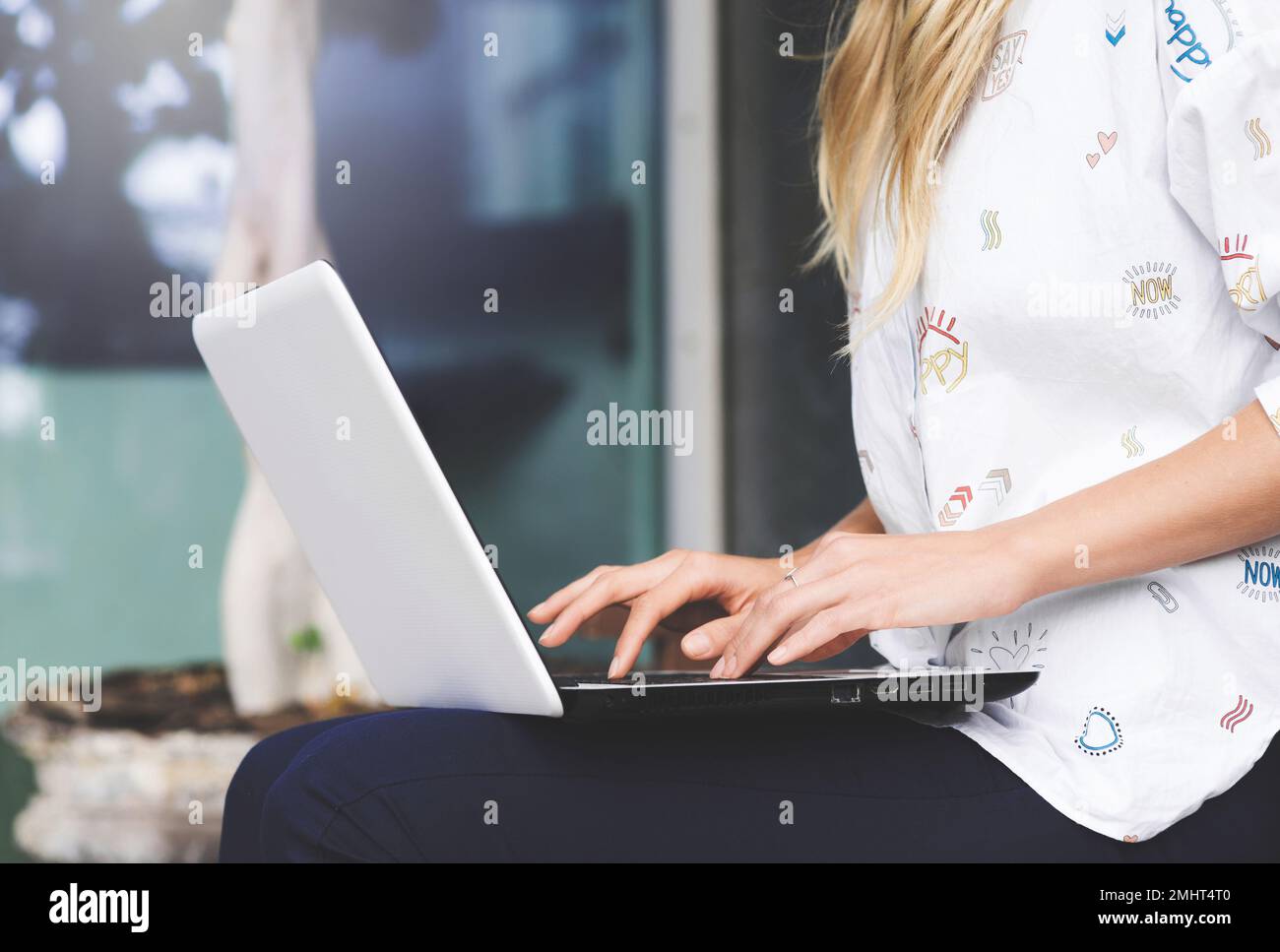 Giovane donna d'affari che lavora su un notebook. Foto Stock