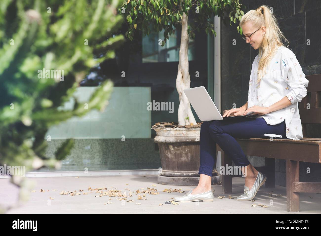 Giovane donna d'affari che lavora su un notebook. Foto Stock