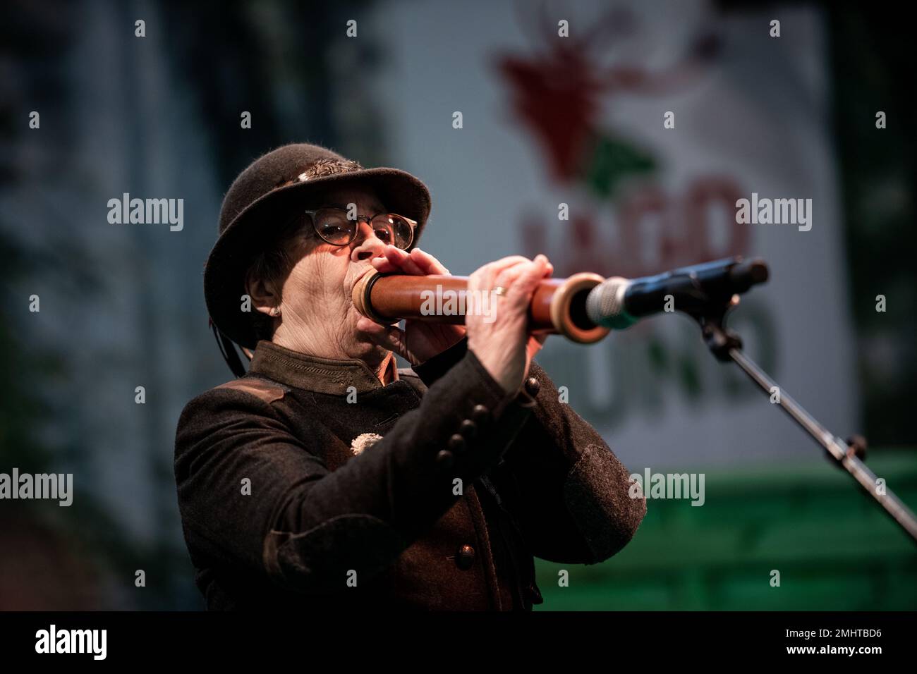 Dortmund, Germania. 27th Jan, 2023. Hildegard Zervos dimostra la sua chiamata al cervo sul palco. Il Campionato tedesco Deer Calling Championship è l'estrattore di folla alla fiera di caccia di Dortmund. I concorrenti di diversi stati tedeschi competono nel campionato dei cervi. Il concorso è considerato uno dei momenti salienti della fiera 'Jagd & Hund', che si svolge nella Westfalenhalle di Dortmund. Credit: Fabian Strauch/dpa/Alamy Live News Foto Stock