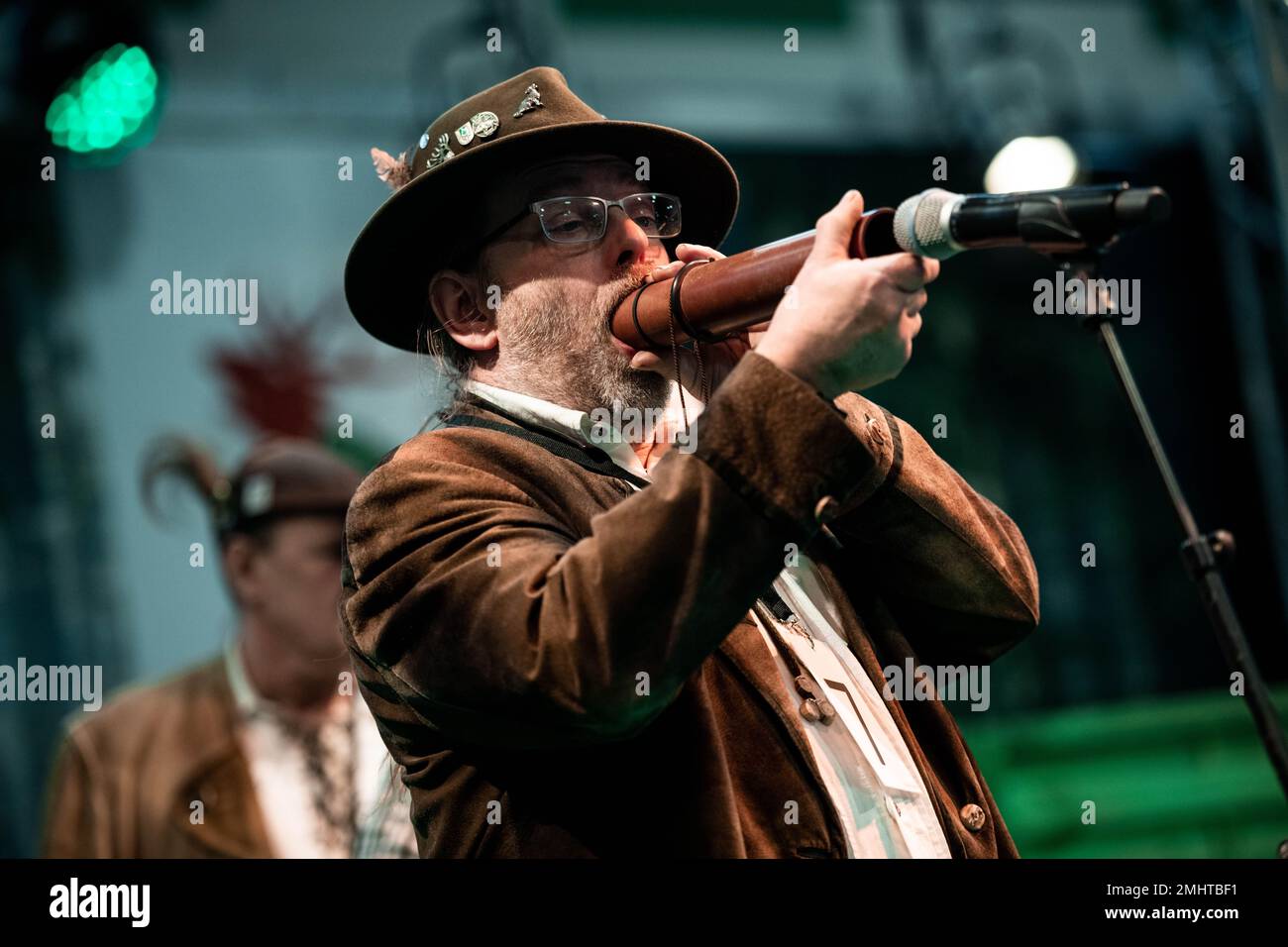 Dortmund, Germania. 27th Jan, 2023. Stephan Hüper dimostra il suo richiamo al cervo sul palco. Il Campionato tedesco Deer Calling Championship è l'estrattore di folla alla fiera di caccia di Dortmund. I concorrenti di diversi stati tedeschi competono nel campionato dei cervi. Il concorso è considerato uno dei momenti salienti della fiera 'Jagd & Hund', che si svolge nella Westfalenhalle di Dortmund. Credit: Fabian Strauch/dpa/Alamy Live News Foto Stock