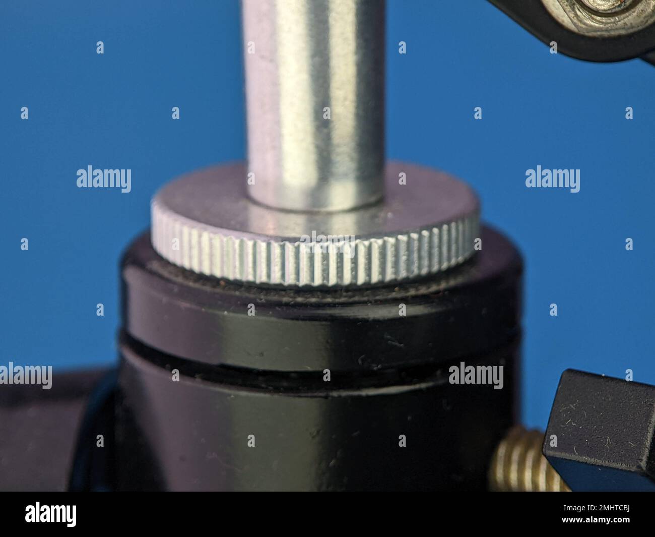 Vite di montaggio del microfono per primo piano su sfondo blu. Foto Stock