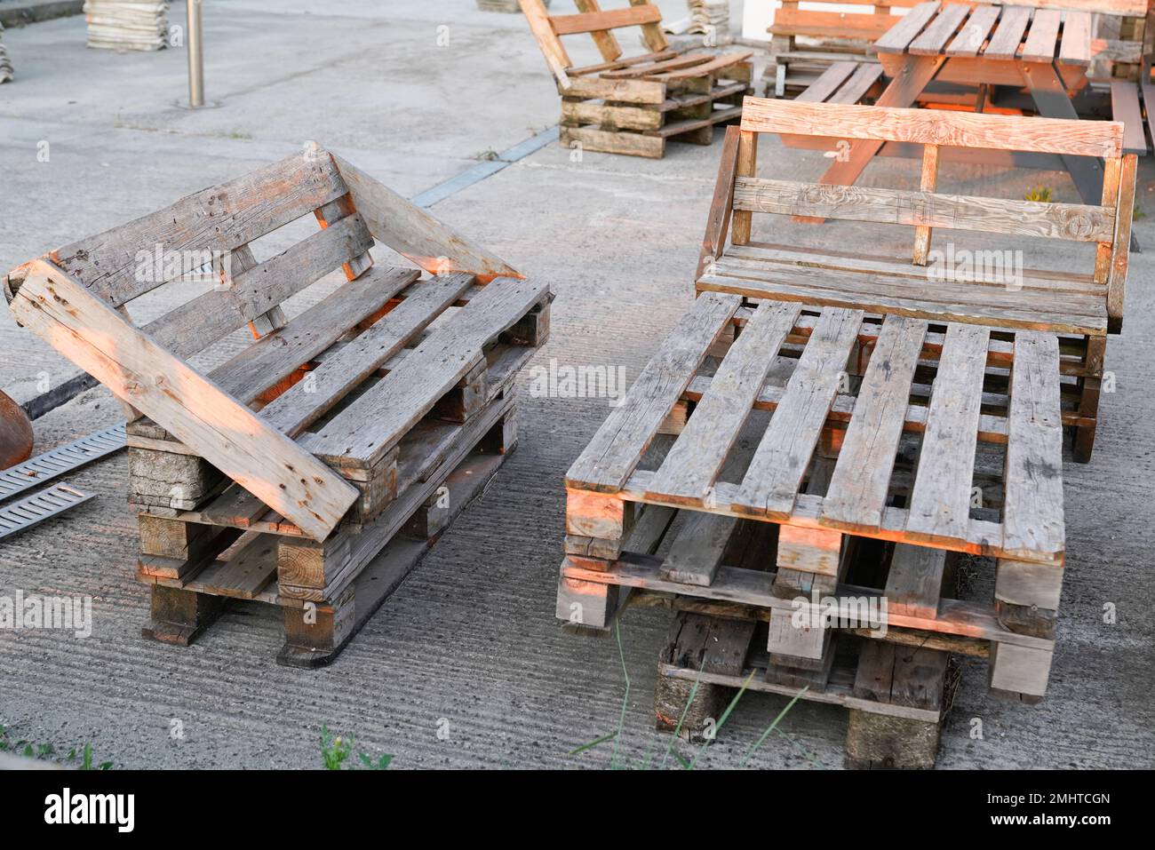 Panca di legno del salotto fatta di costruzione pallet di legno elegante panca  di diy sulla terrazza della casa Foto stock - Alamy