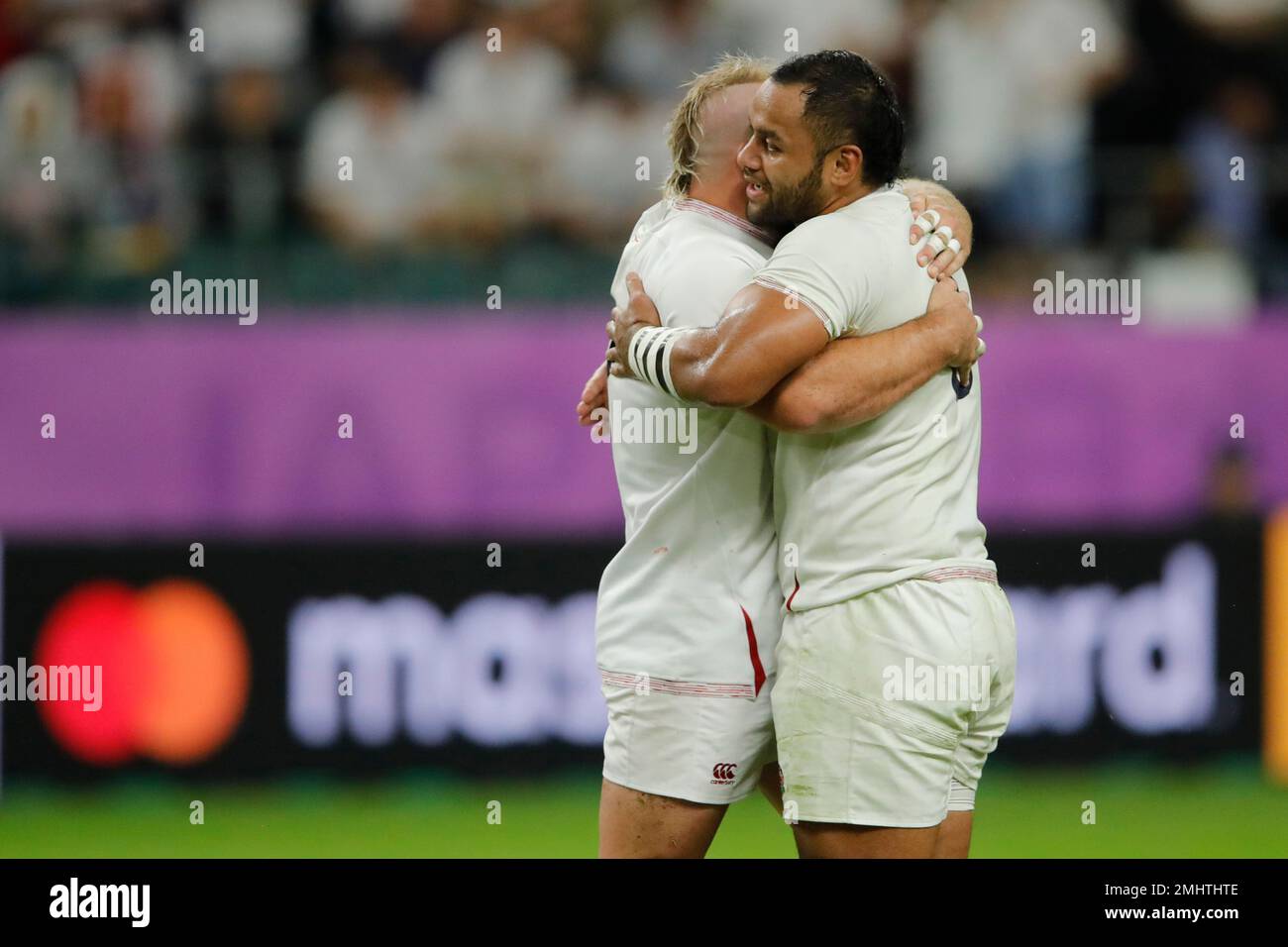 England's Joe Marler, left, and Billy Vunipola, right, celebrate after England won over Australia in the Rugby World Cup quarterfinal match at Oita Stadium in Oita, Japan, Saturday, Oct. 19, 2019. (AP Photo/Christophe Ena) Foto Stock