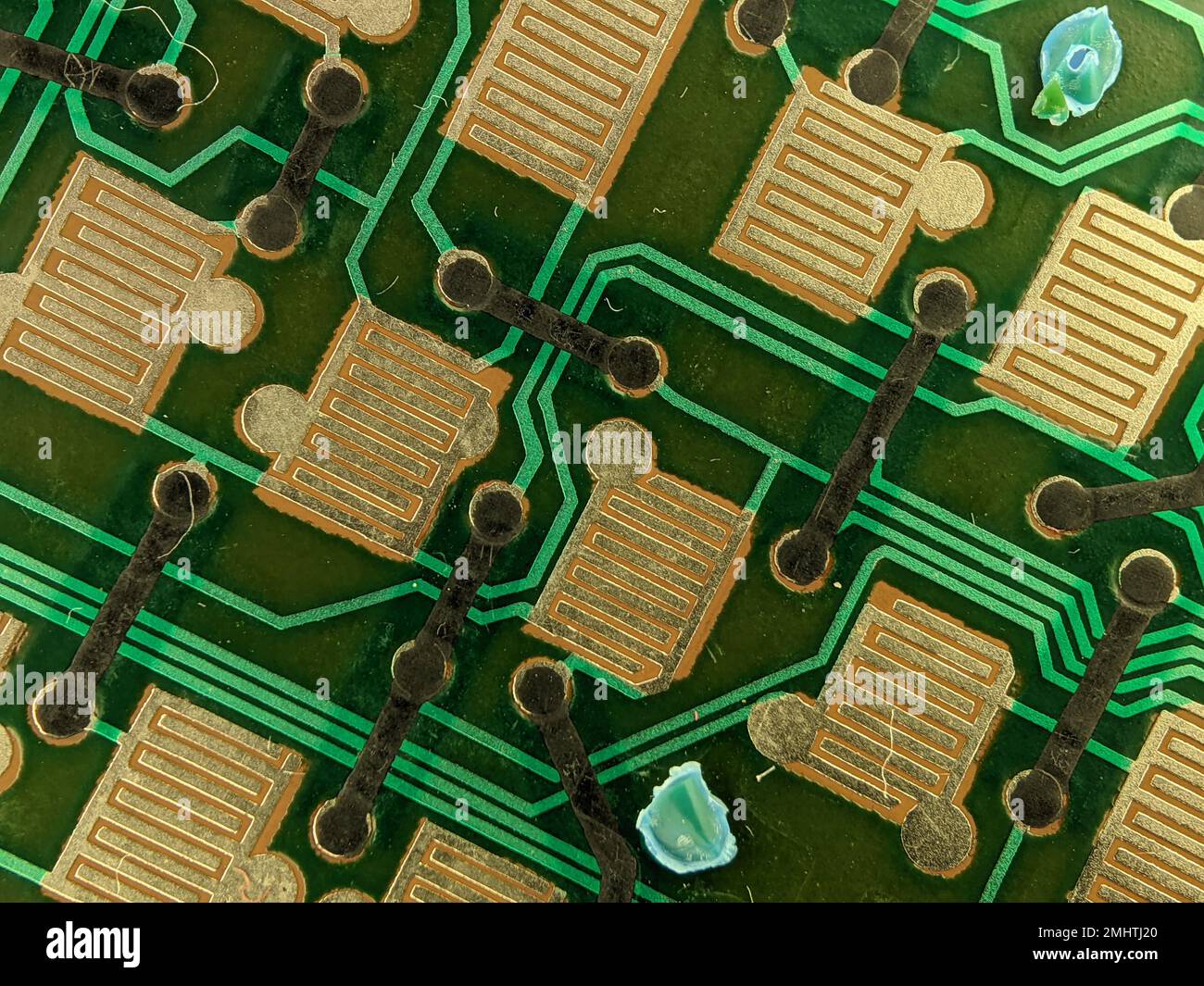 Primo piano dei componenti della scheda a circuiti stampati verde. Foto Stock