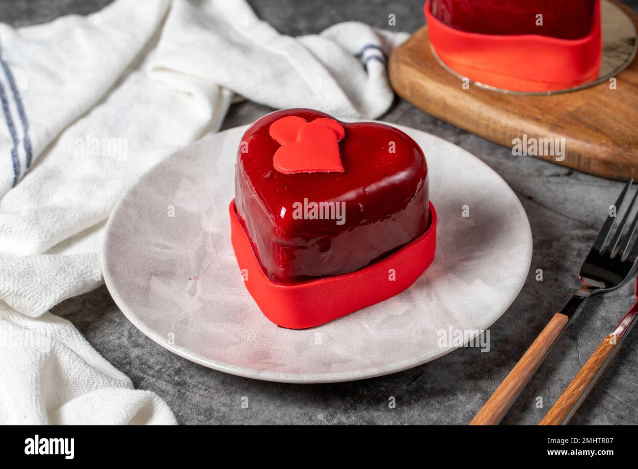 Torta al cuore. Torta di San Valentino su sfondo scuro. Torta personalizzata per San Valentino. primo piano Foto Stock