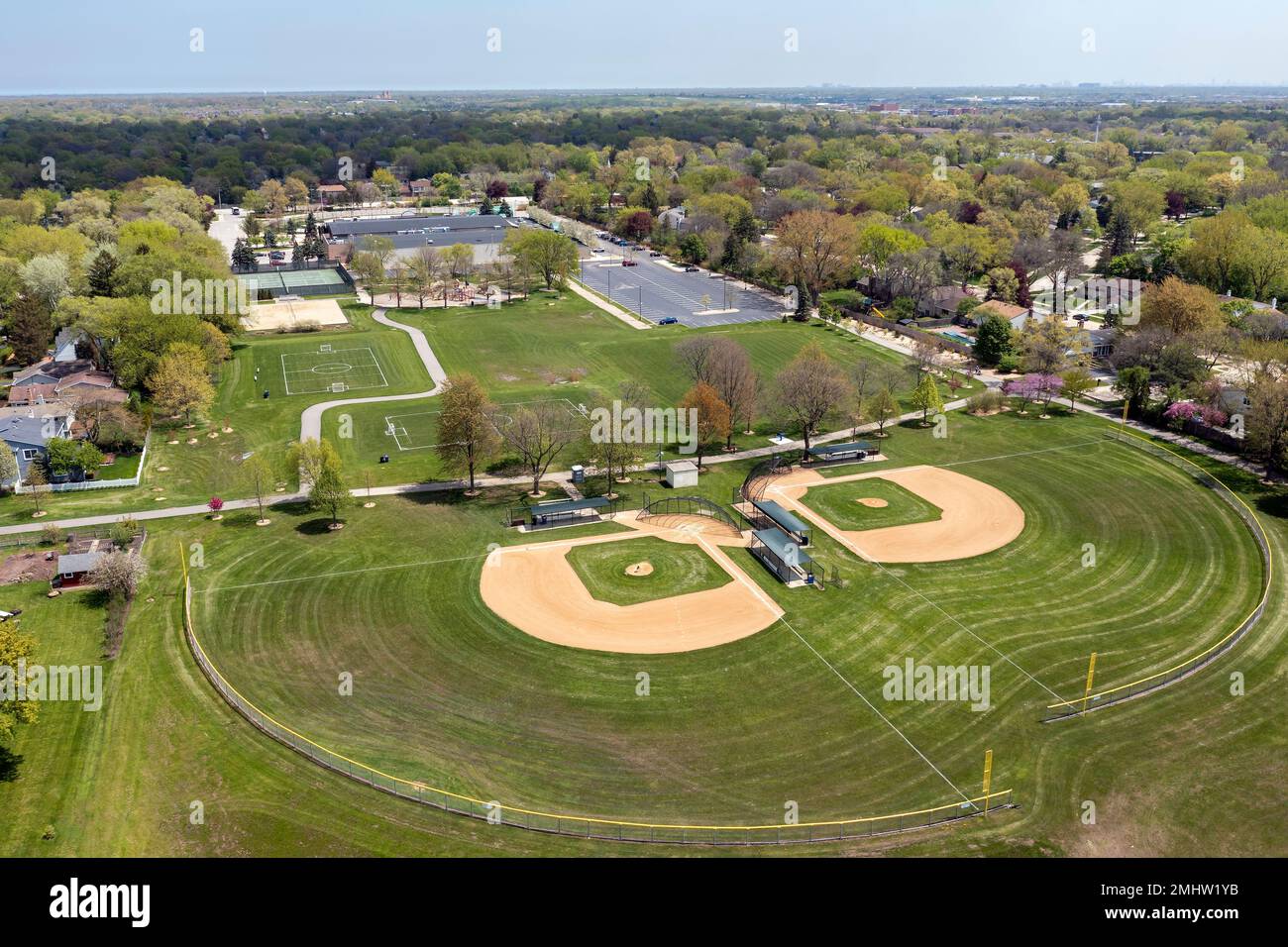 Vista aerea di un grande riquadro in una zona suburbana con ballfields, campi da tennis e campi da calcio. Foto Stock