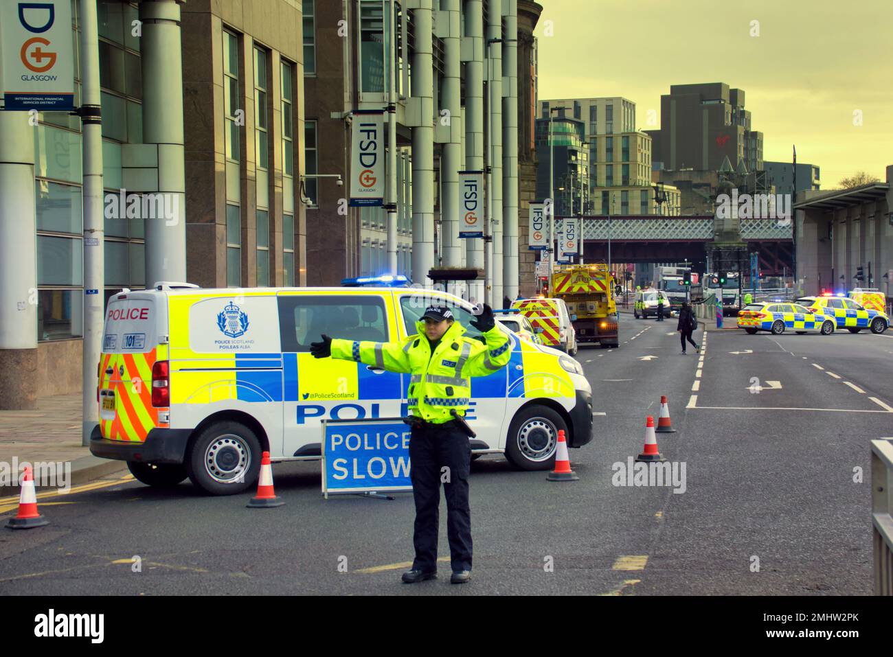 Glasgow, Scozia, Regno Unito 27th gennaio 2023. Brommeilaw ciclista e camion crash vicino al casinò grovesner ha visto una massiccia risposta della polizia. Credit Gerard Ferry/Alamy Live News Foto Stock