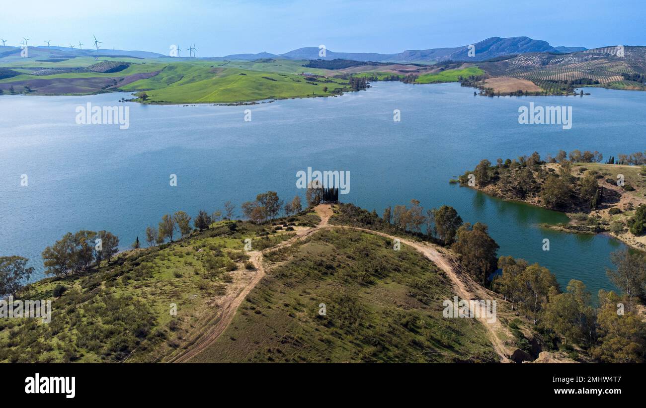 Embalse del Conde de Guadalhorce Reservoir, lago artificiale in un parco naturale con montagne panoramiche e foresta. Provincia di Malaga, Andalusia, Spagna. Foto Stock