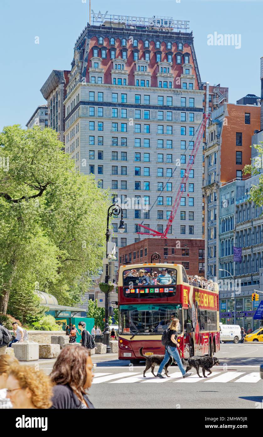 W New York – l'hotel Union Square, con il suo caratteristico tetto a mansarda dalle piastrelle rosse, domina Union Square Park; il simbolo di New York è un'ex torre di uffici. Foto Stock