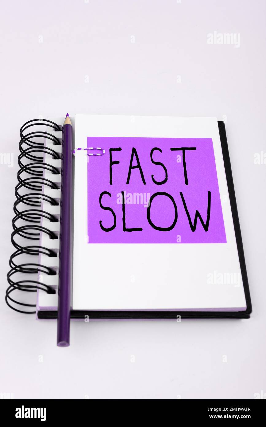 Simbolo di testo che mostra Fast Slow (lento veloce). Approccio aziendale  che si muove o procede con una velocità maggiore o minore rispetto al  solito Foto stock - Alamy