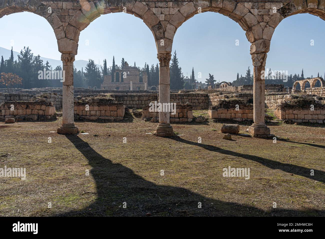 Archi alle rovine di Umayyyad in Anjar, valle Bekaa, Libano Foto Stock