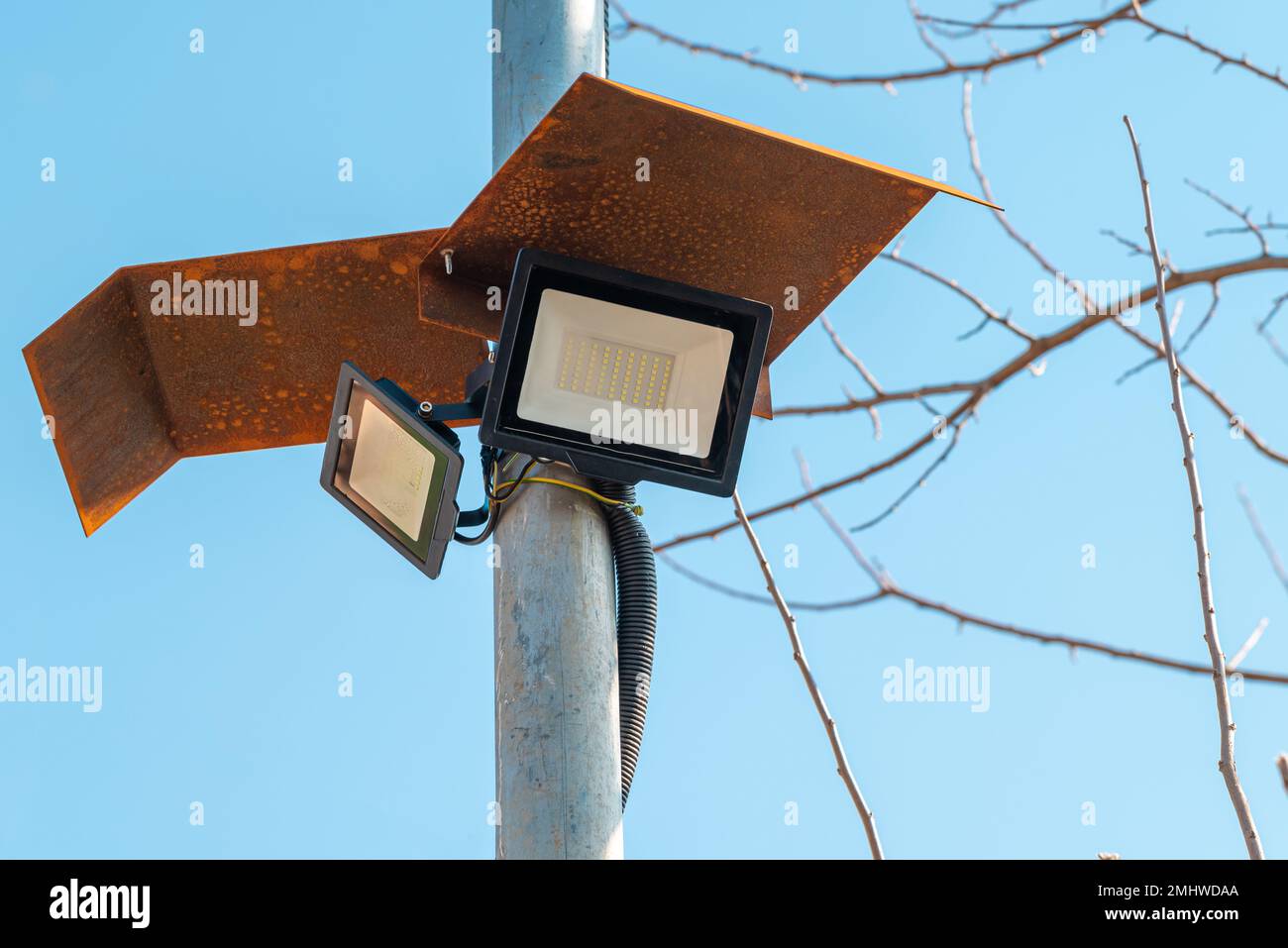 Faretto a LED a energia solare montato sulla parete esterna del magazzino Foto Stock