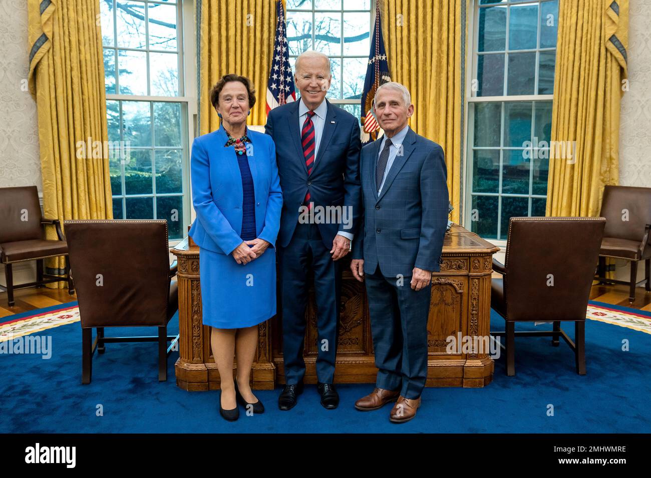 Washington, Stati Uniti d'America. 24 gennaio 2023. Il presidente degli Stati Uniti Joe Biden pose con il suo ex consigliere medico capo Dr. Anthony Fauci e sua moglie Dr. Christine Grady, a sinistra, nell'Ufficio ovale della Casa Bianca, 24 gennaio 2023 a Washington, D.C. Credit: Erin Scott/White House Photo/Alamy Live News Foto Stock