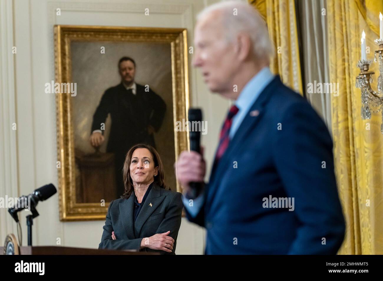 Washington, Stati Uniti d'America. 24 gennaio 2023. Il presidente degli Stati Uniti Joe Biden esprime le sue osservazioni come vice presidente Kamala Harris, a sinistra, guarda sopra durante un ricevimento che accoglie i nuovi membri del Congresso 118th nella stanza orientale della Casa Bianca, 24 gennaio 2023 a Washington, D.C. Credit: Erin Scott/White House Photo/Alamy Live News Foto Stock