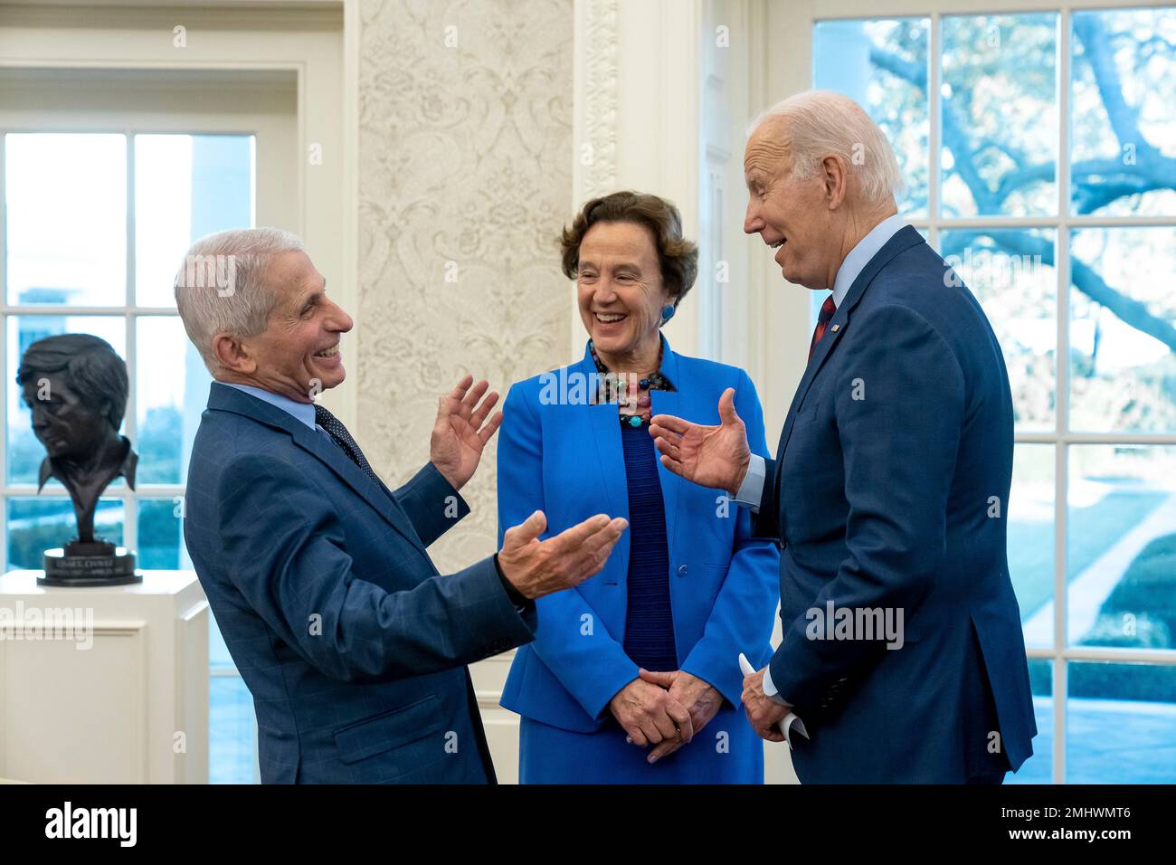 Washington, Stati Uniti d'America. 24 gennaio 2023. Il presidente degli Stati Uniti Joe Biden chiacchiera con il suo ex consigliere medico capo Dr. Anthony Fauci e sua moglie Dr. Christine Grady, centro, nell'Ufficio ovale della Casa Bianca, 24 gennaio 2023 a Washington, D.C. Credit: Erin Scott/White House Photo/Alamy Live News Foto Stock
