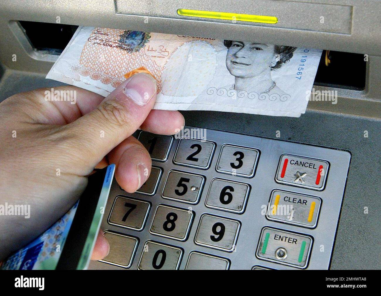 Foto del file datata 06/04/06 di una persona che utilizza un cashpoint. Nove nuovi hub bancari sono stati raccomandati da ATM Network link, nel quadro di un'iniziativa per contribuire a mantenere la rete di cassa. Gli hub bancari sono uno spazio bancario condiviso sulla strada principale, con sale dedicate dove i clienti possono vedere i banchieri della comunità dalla propria banca. Data di emissione: Venerdì 27 gennaio 2023. Foto Stock