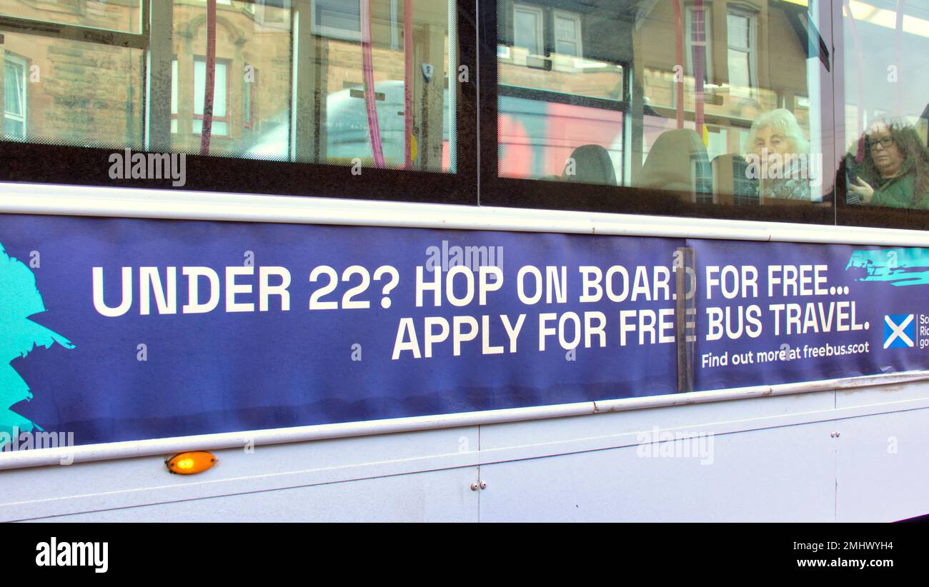 Annuncio per richiedere una carta per accedere al programma di viaggio gratuito in autobus per i giovani (sotto i 22s anni) Foto Stock