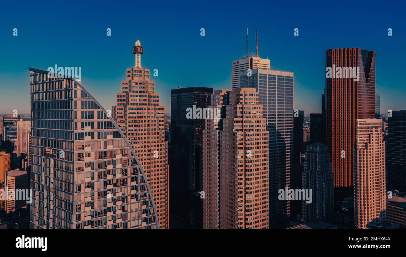 Una vista aerea degli edifici della città di Toronto, Canada durante l'alba Foto Stock