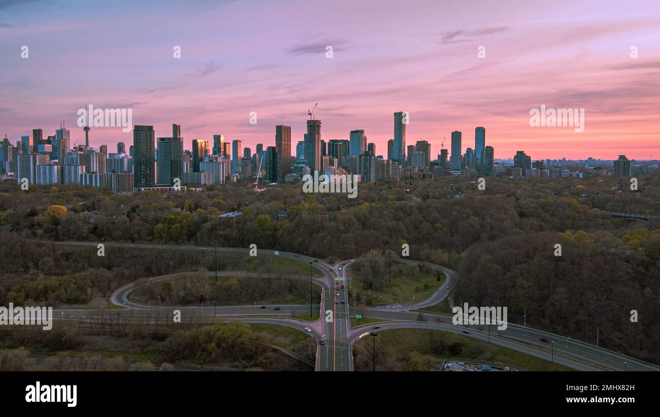 La città di Toronto con il tramonto rosa dalla Don Valley Foto Stock