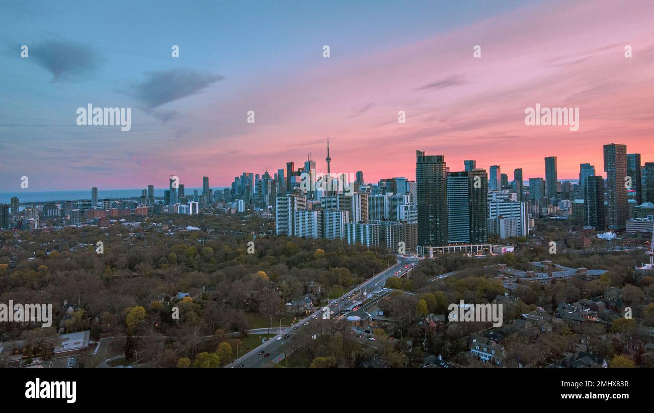 La città di Toronto con il tramonto rosa dalla Don Valley Foto Stock