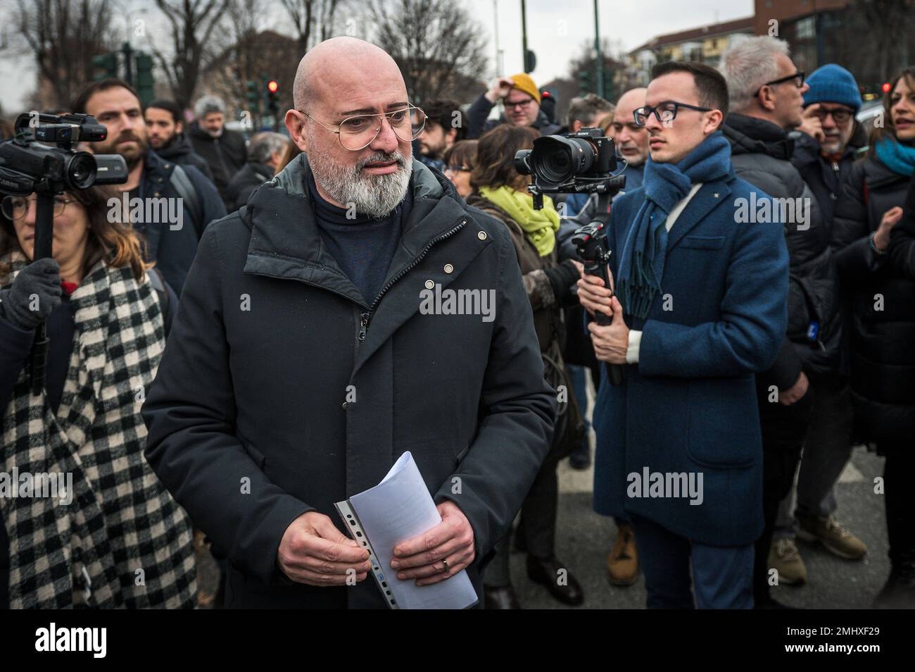 Torino, Italia. 27 gennaio 2023. Stefano Bonaccini, candidato alla segreteria del PD (Partito democratico), arriva alla fabbrica di Mirafiori durante il cambio turno. Le elezioni primarie del PD si terranno il 26 febbraio e vedranno Stefano Bonaccini, Gianni Cuperlo, Paola De Micheli ed Elly Schlein sfidare il ruolo di segretario nazionale. Credit: Nicolò campo/Alamy Live News Foto Stock