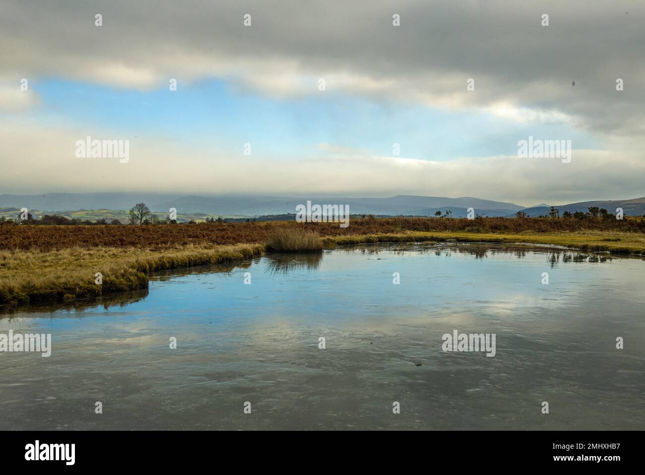 Su Frozen Pond - grande stagno su Mynydd Illtyd Common nel Brecon Beacons National Park South Wales in inverno Foto Stock