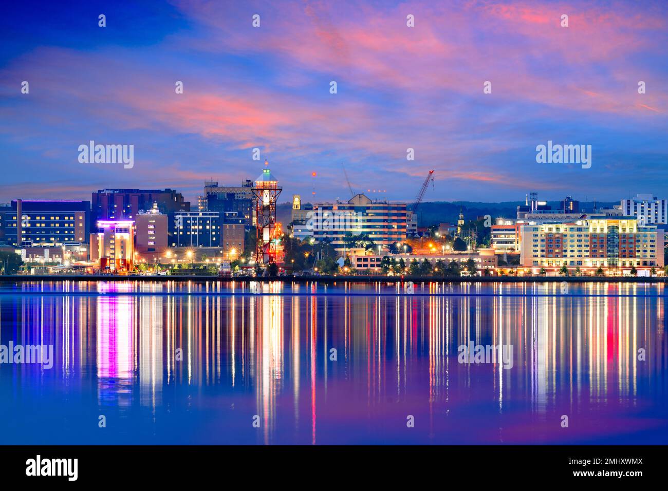 Erie, Pennsylvania, USA sul lago Erie al crepuscolo. Foto Stock