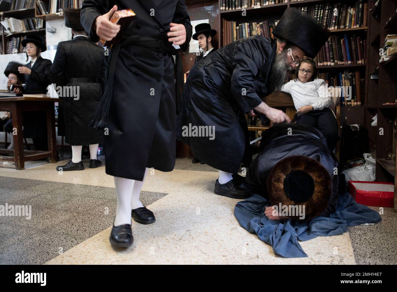 A Rabbi whips a man with leather straps as a symbolic punishment for his sins during the traditional Malkot (whipping in Hebrew) ceremony, ahead of Yom Kippur, in Beni Brak, an ultra-Orthodox town near Tel Aviv, Israel, Tuesday Oct. 8, 2019. The ceremony is held before the Jewish holiday of Yom Kippur, the Day of Atonement, which starts on Tuesday. Jews traditionally observe this holy day with a 25-hour period of fasting and intensive prayer. (AP Photo/Oded Balilty) Foto Stock