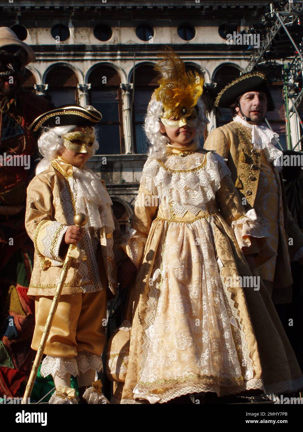 Carnevale di Venezia coppia di bambini in costume settecentesco. Venezia, Italia - 10 gennaio 2008 Foto Stock