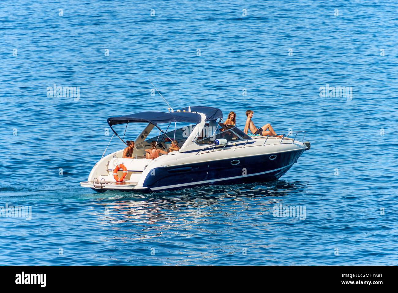 Barca a motore di lusso con persone a bordo, in movimento nel Mediterraneo  in una giornata di sole estate. Golfo di la Spezia, la Spezia, Liguria,  Italia, Europa Foto stock - Alamy