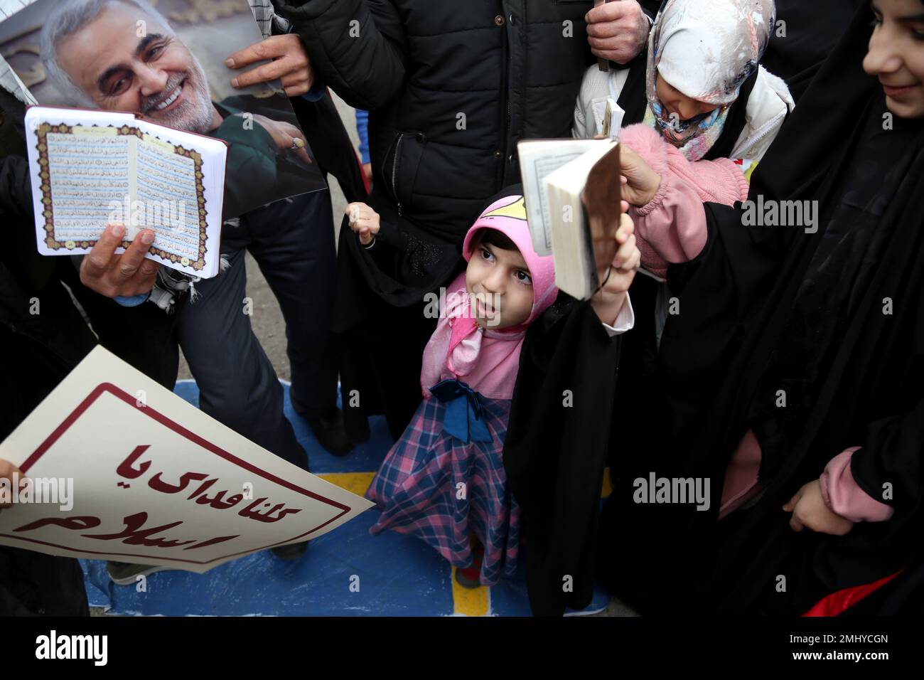 Teheran, Teheran, Iran. 27th Jan, 2023. Gli iraniani cacciano una bandiera svedese mentre detengono il Corano durante una protesta contro l'incendio di un Corano a Stoccolma a Teheran, in Iran, il 27 gennaio 2023. Rasmus Paludan, politico di estrema destra svedese-danese, ha dato fuoco a una copia del libro sacro musulmano di fronte all'ambasciata turca nella capitale svedese. Molti paesi musulmani hanno detto di essere indignati dalla bruciatura del Corano, che il primo ministro svedese Ulf Kristersson ha condannato come 'fortemente irrispettoso' (Credit Image: © Rouzbeh Fouladi/ZUMA Press Wire) SOLO PER USO EDITORIALE! Non per USO commerciale! Credito: Foto Stock