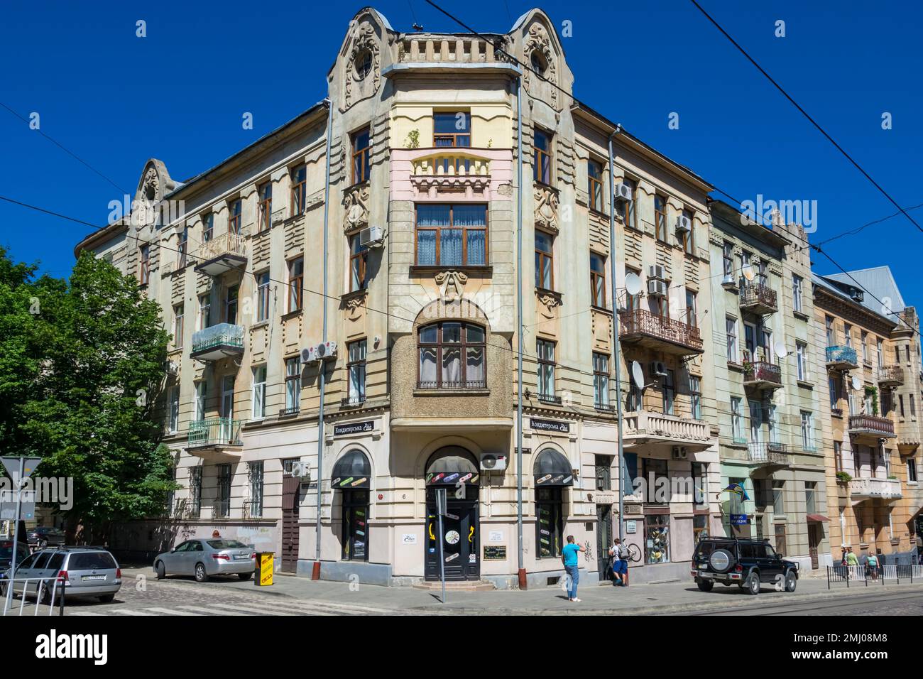 Antico edificio di appartamenti decorato a Lviv, Ucraina. Foto Stock