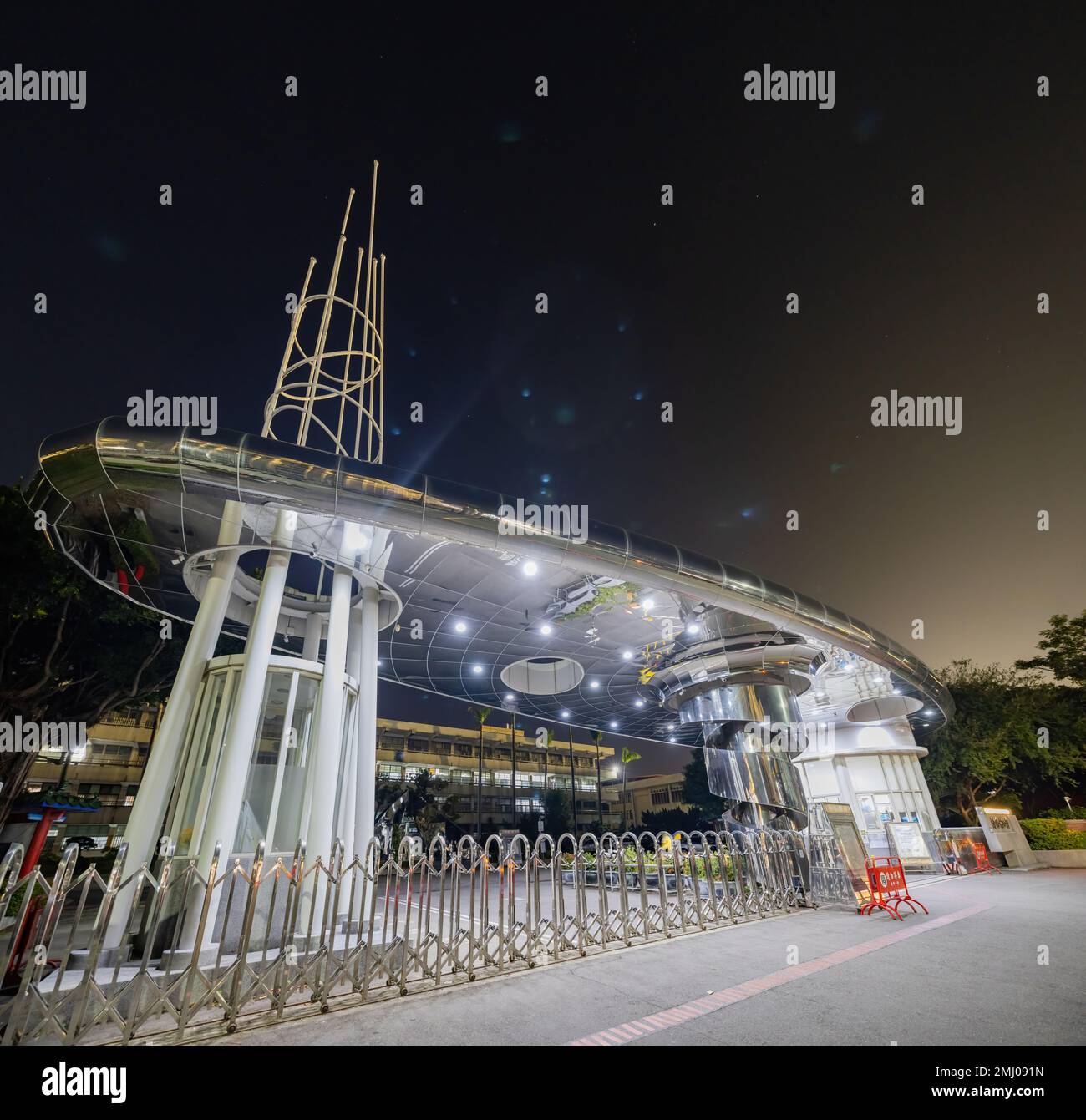 Taiwan, DEC 26 2022 - Vista notturna dell'entrata del Taichung Municipal Taichung First Senior High School Foto Stock