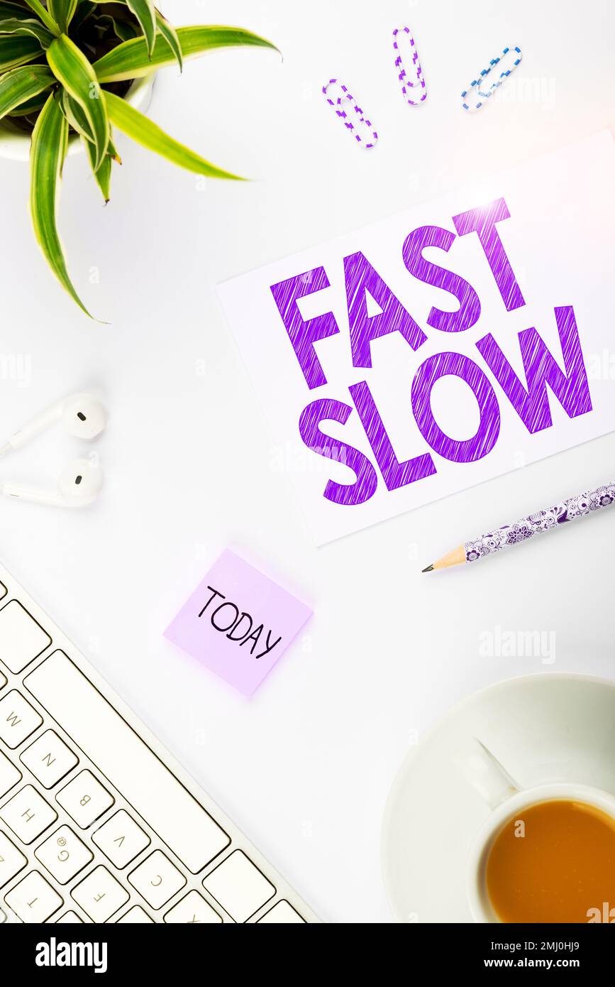 Scrittura testo visualizzato Fast Slow. Parola per muoversi o procedere con una velocità maggiore o minore del normale Foto Stock